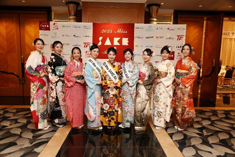 Miss SAKEの女性陣が立って撮影する様子