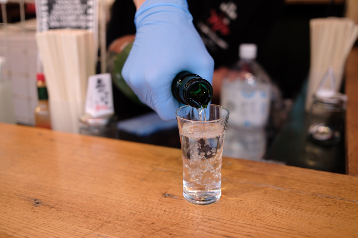 日本酒を注ぐ手元