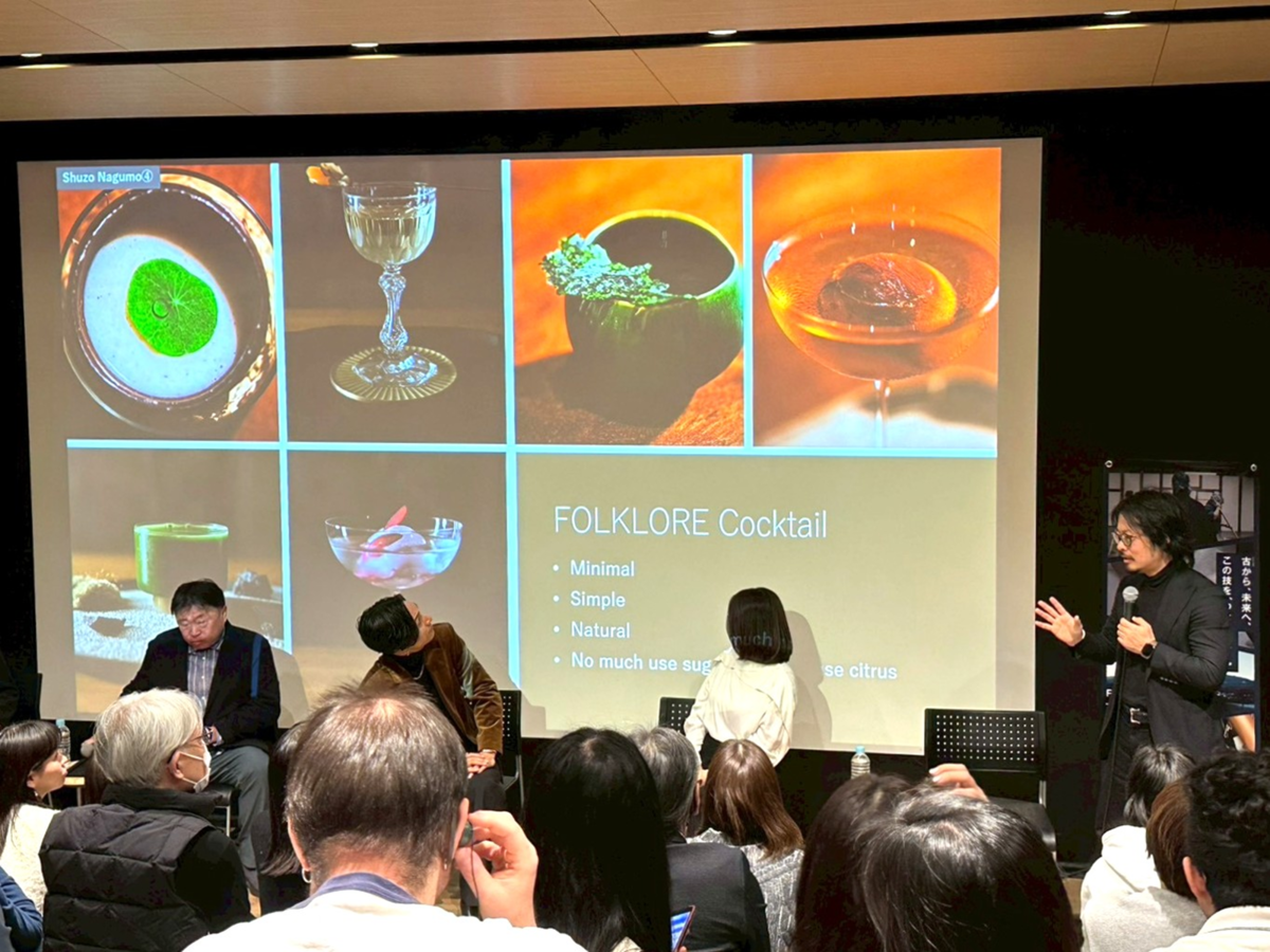 資料を使って登壇する男性