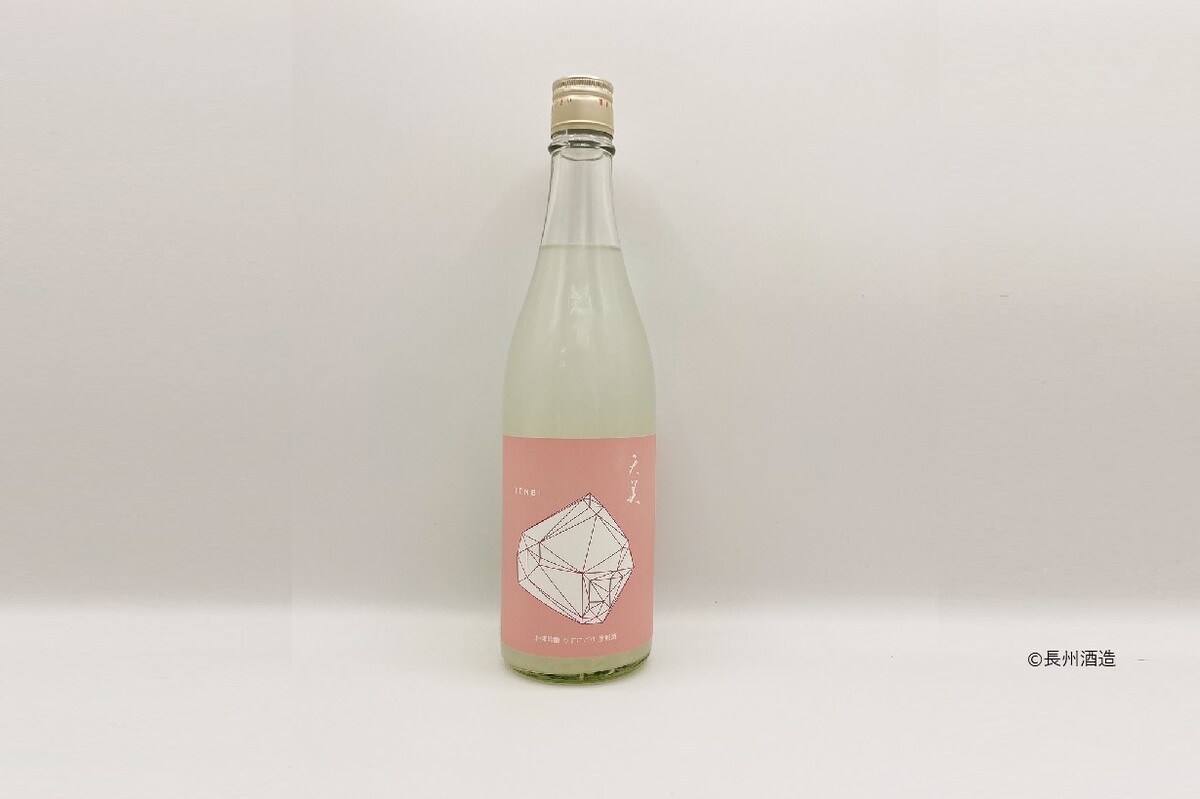 ピンクのラベルの日本酒瓶