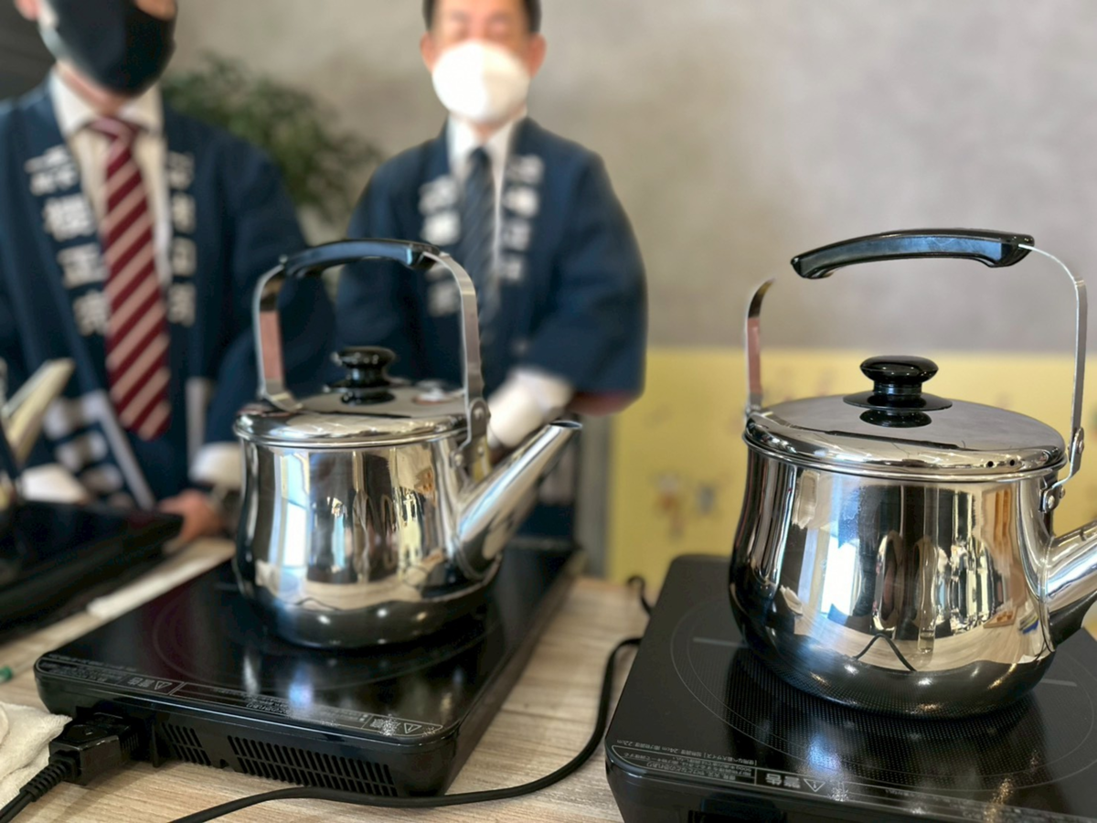 やかんを熱している様子