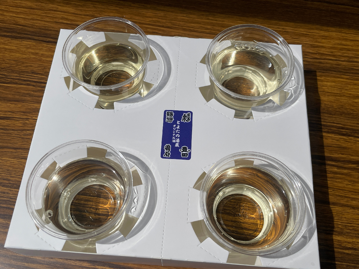 日本酒が入ったプラカップ4つ