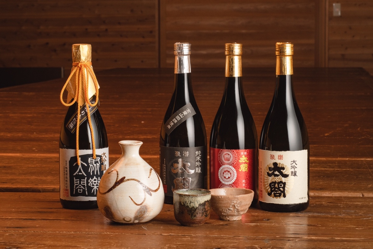 日本酒の瓶が並ぶ様子