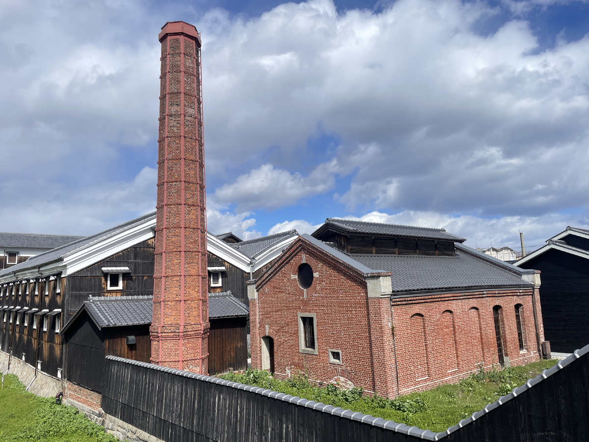 赤煉瓦の建物と煙突