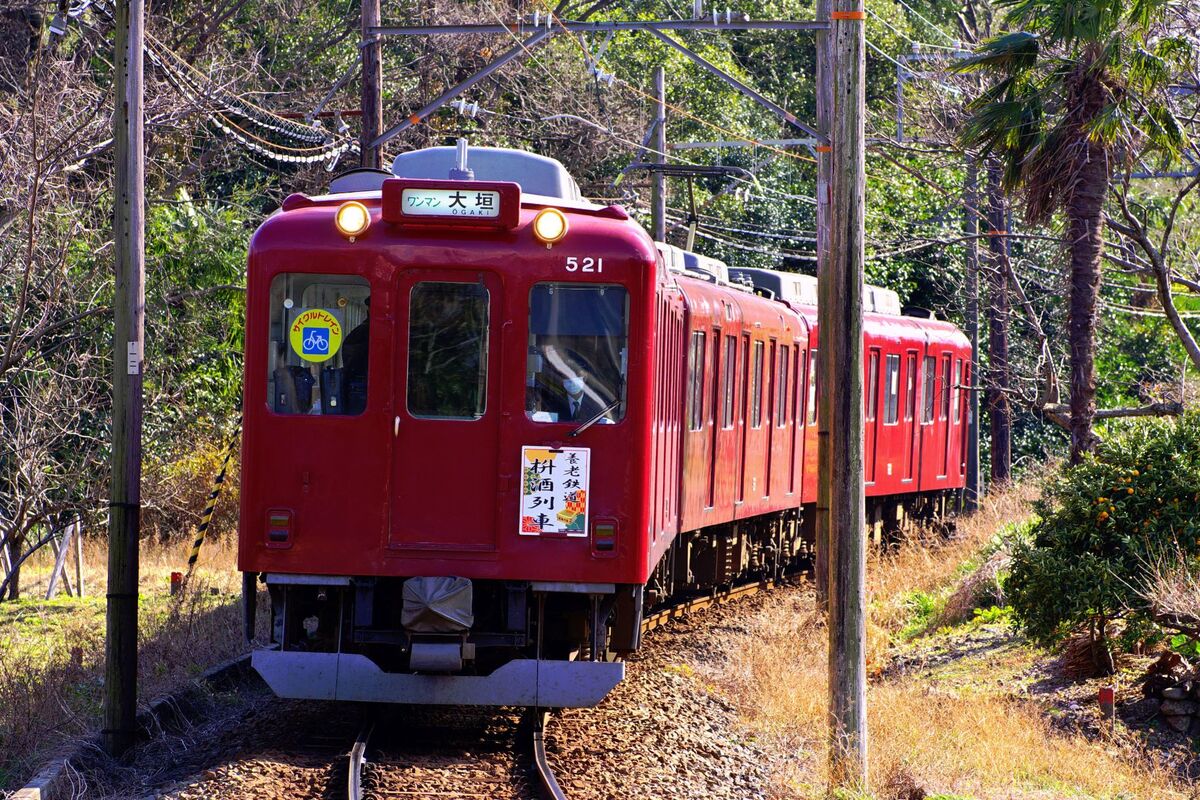 赤い車両の電車