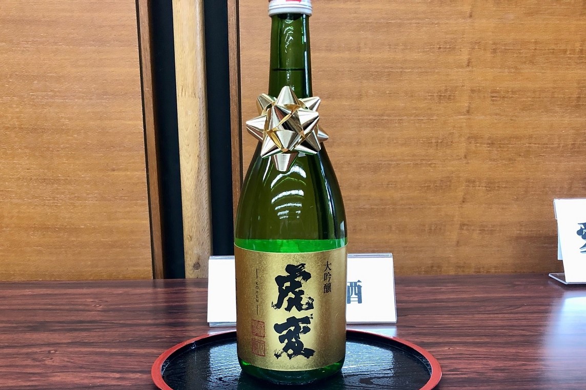 日本酒の四合瓶「虎変」