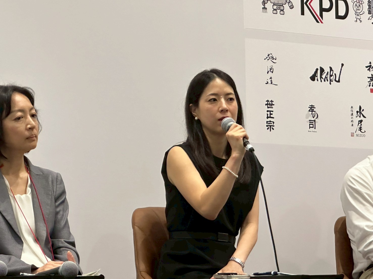 登壇する女性