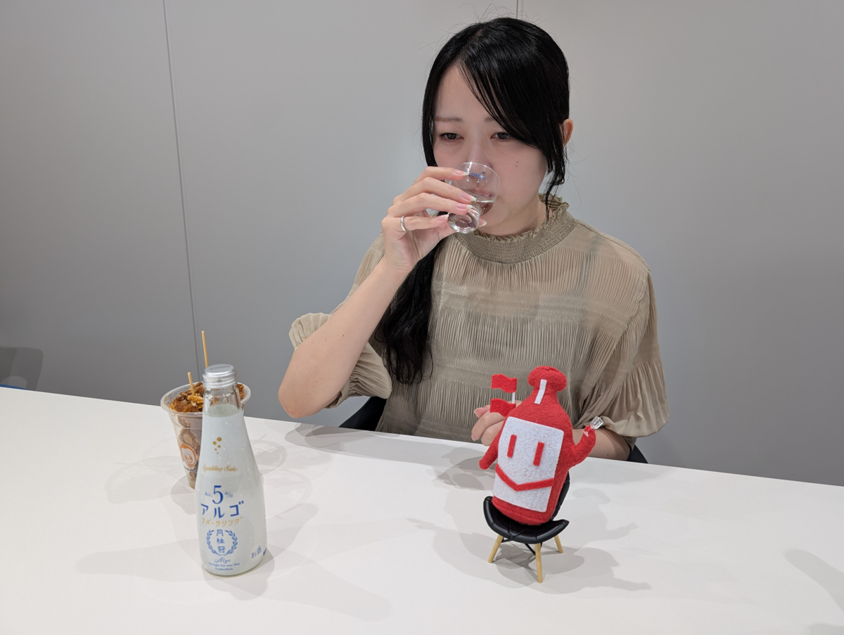 月桂冠 アルゴスパークリングを飲む女性