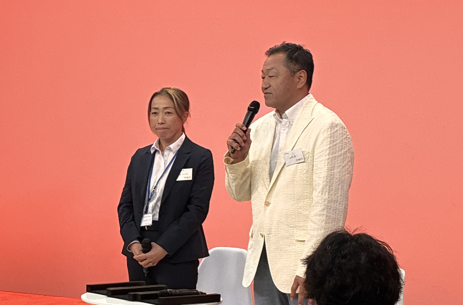 トークする男性と女性