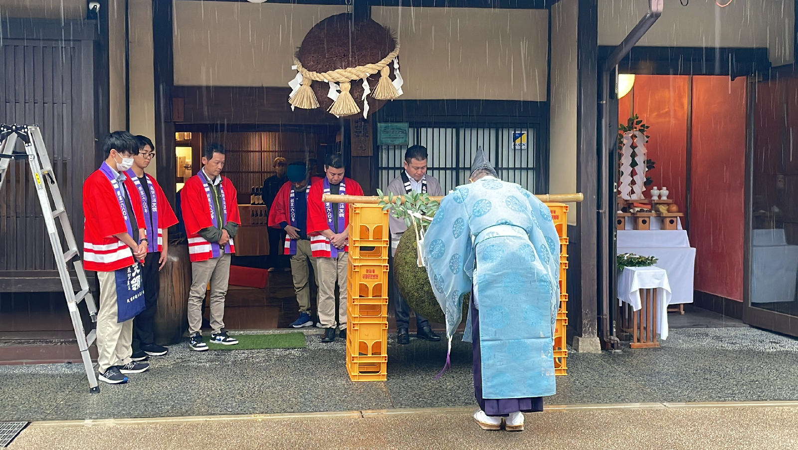 神主が新しい杉玉に向かってお祈りする様子