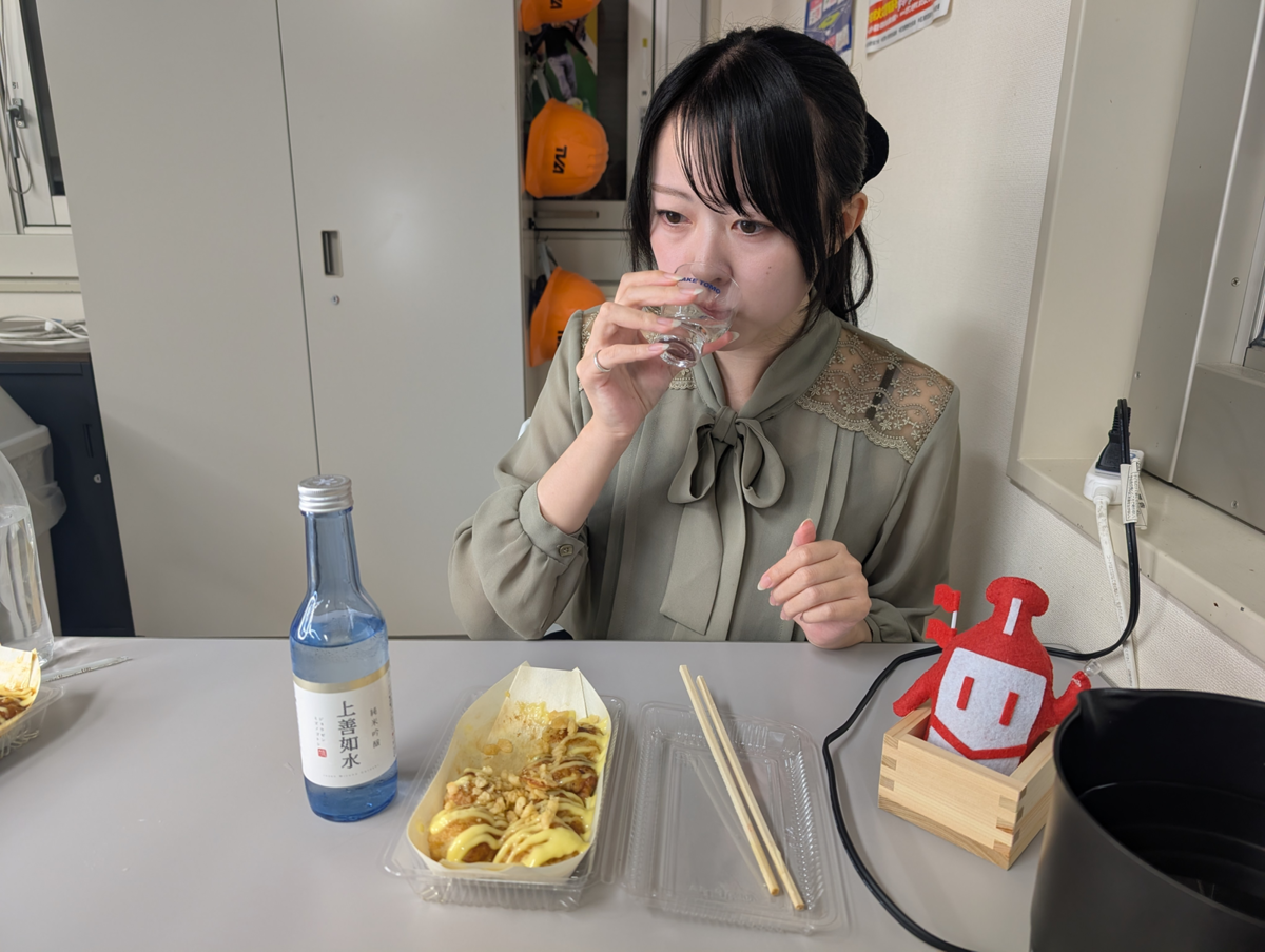 日本酒を飲む女性