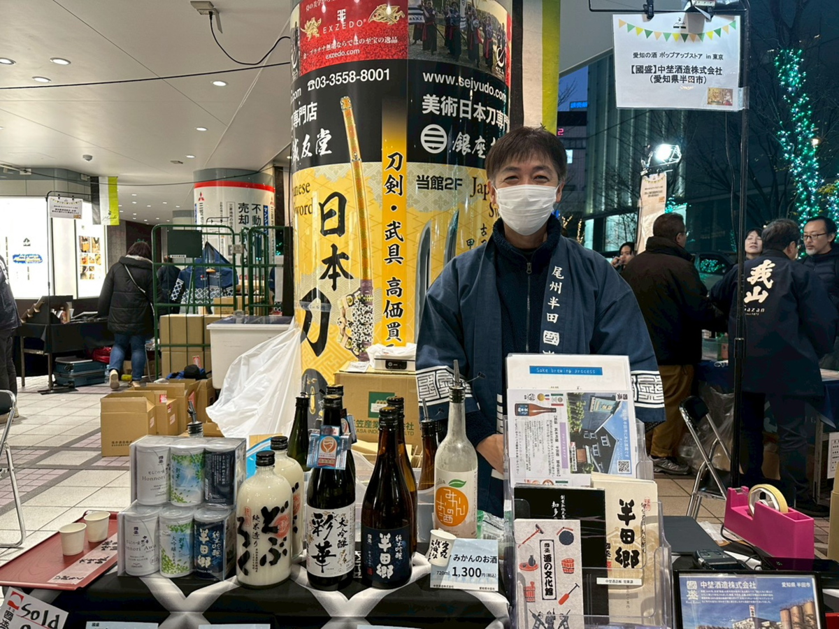 接客をする男性