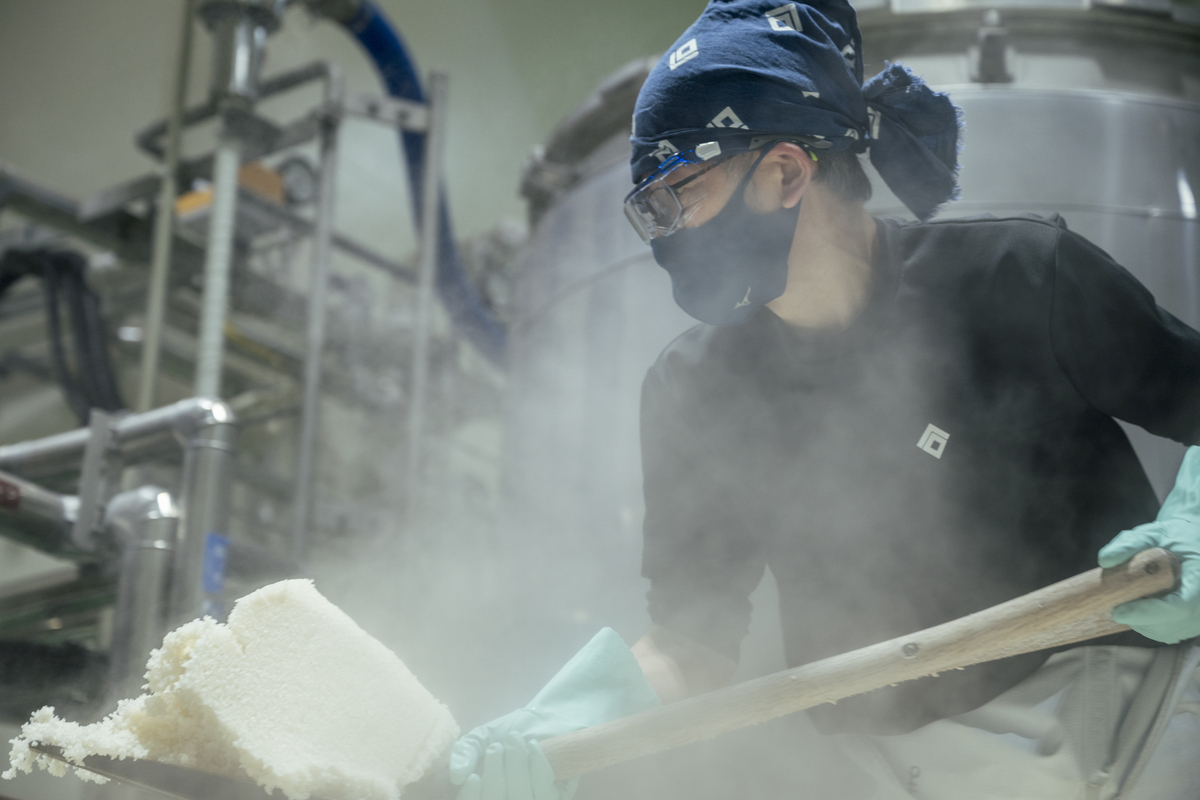 酒造りの作業をする様子