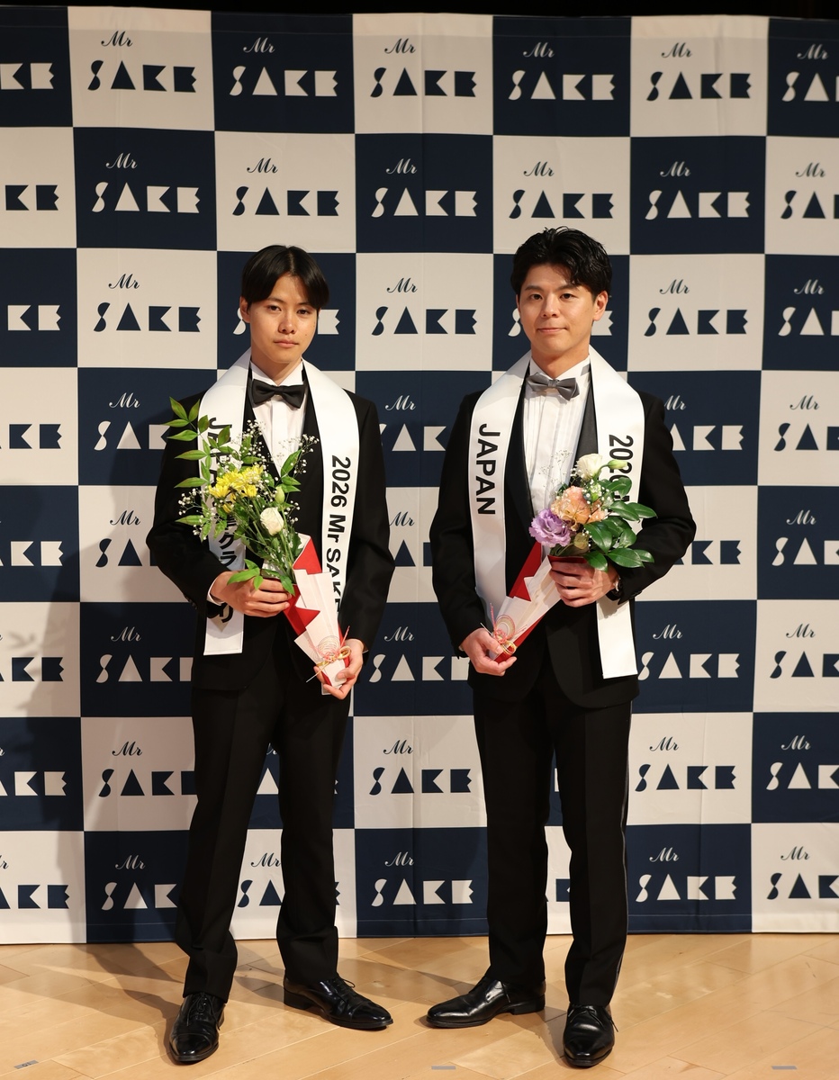タキシードを着た男性2人