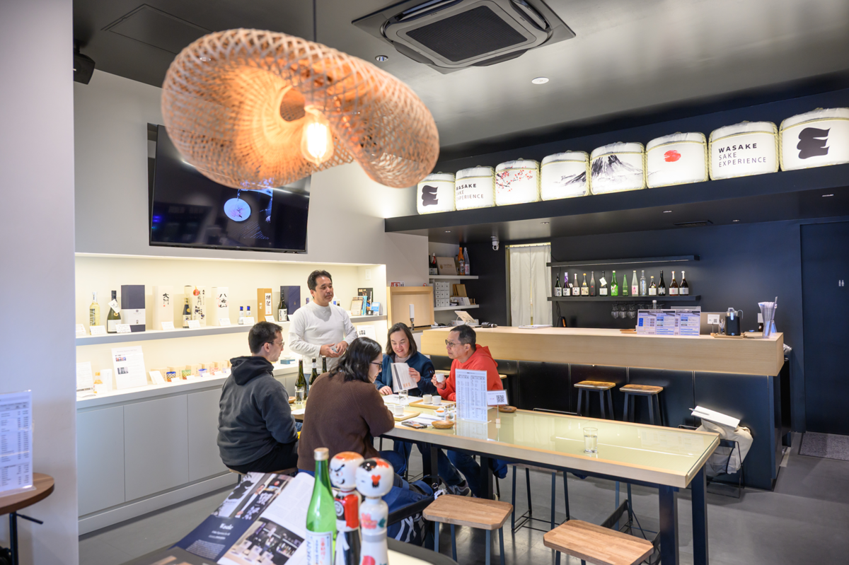 WASAKE Sake Experienceでワークショップに参加する外国人観光客