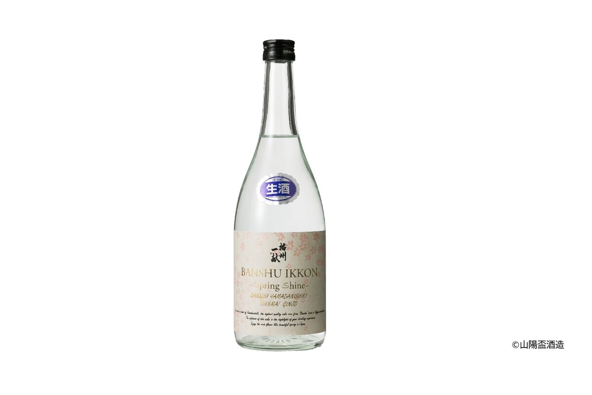 白いラベル透明の瓶の日本酒