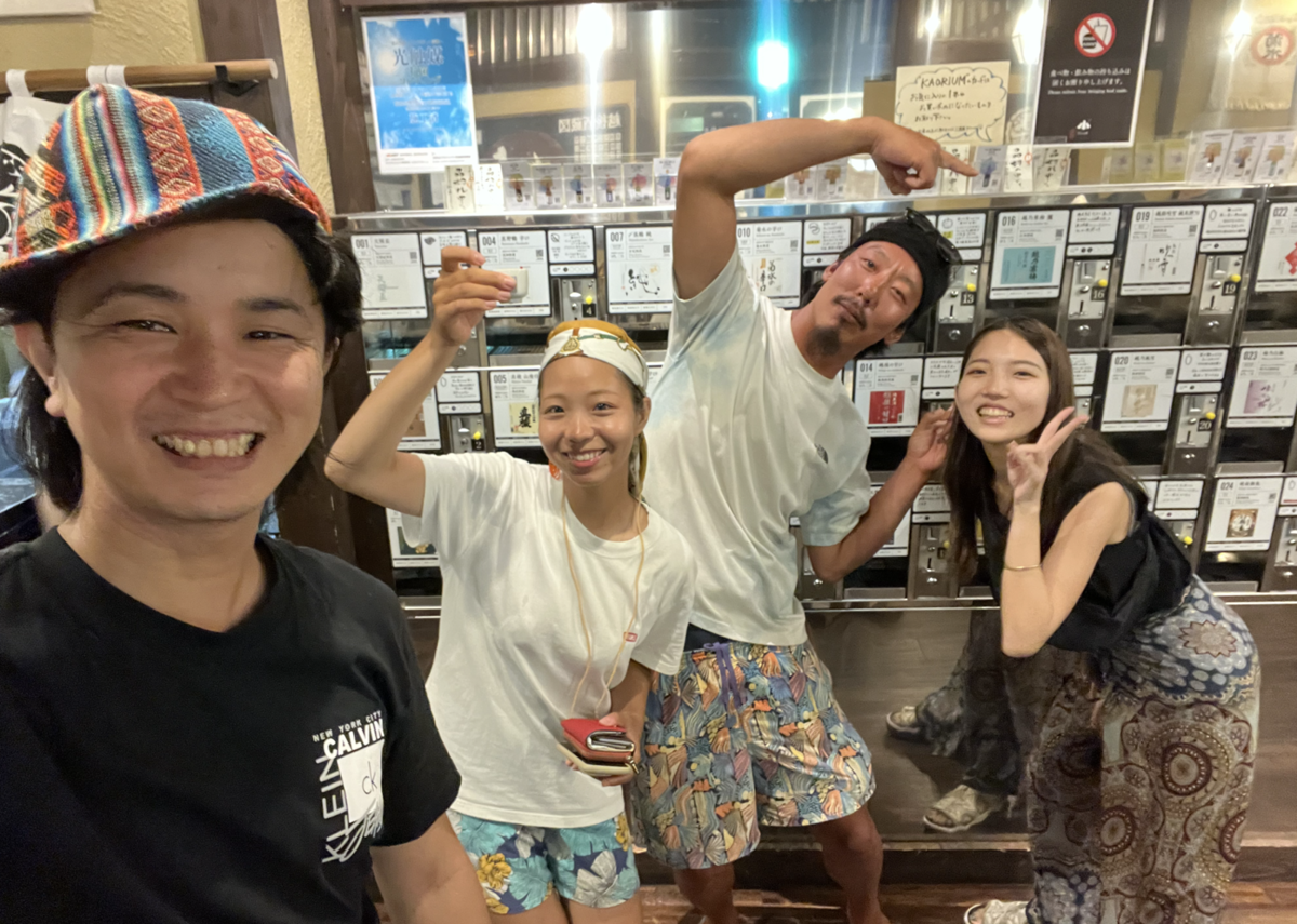 仲間とともにぽんしゅ館を楽しむシャンディさん