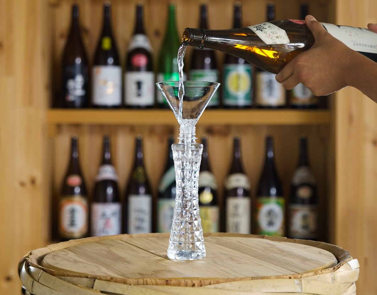 日本酒を「タワー型ボトル」で量り売り