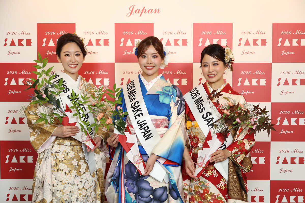 振袖姿のコンテスト受賞者の女性３名