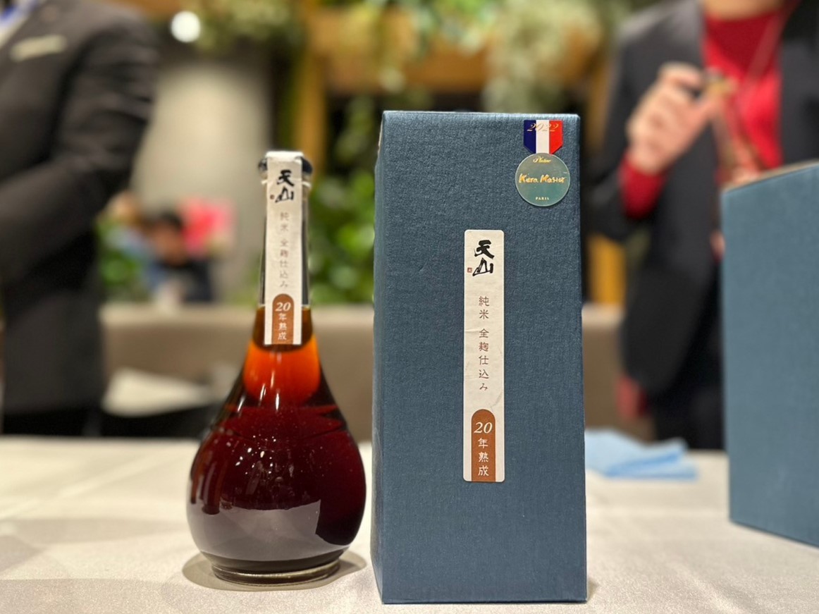 テーブルの上に置かれた日本酒ボトル