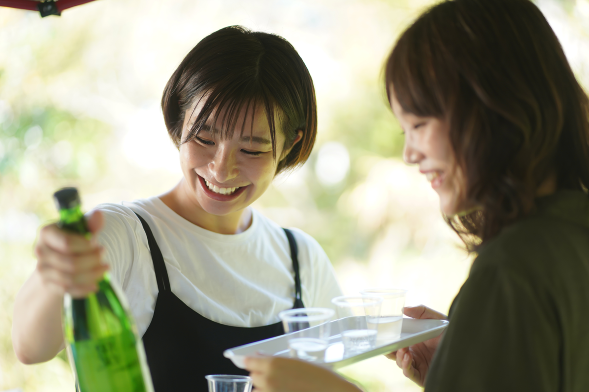 日本酒のボトルを眺める女性