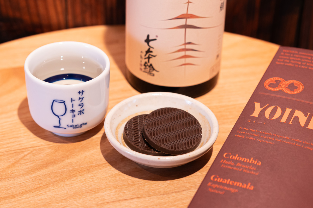 日本酒の瓶と猪口、チョコレートが置かれた画像