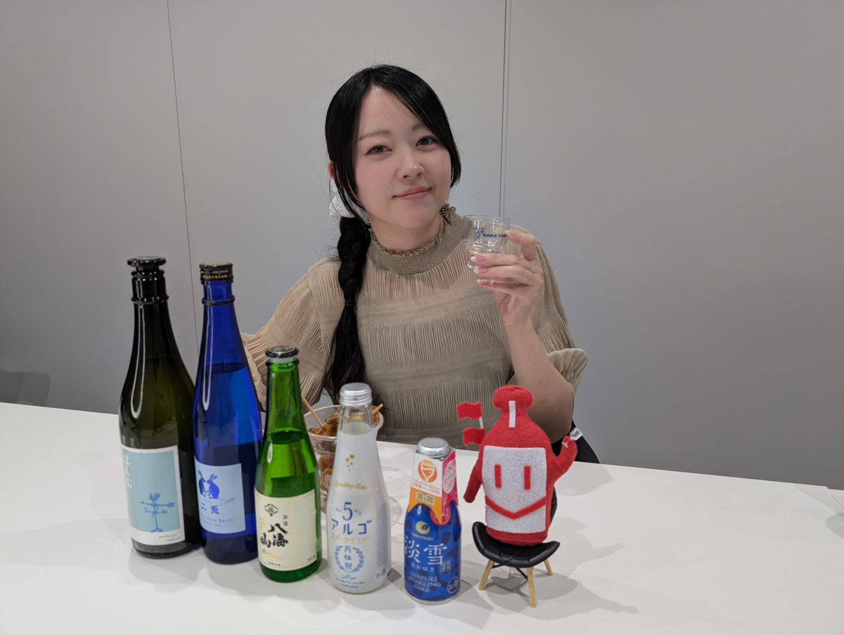Mrs SAKE山田莉子と日本酒（お酒くん）