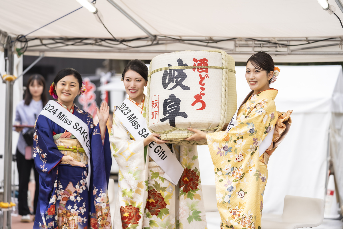酒樽を持つ振袖の女性