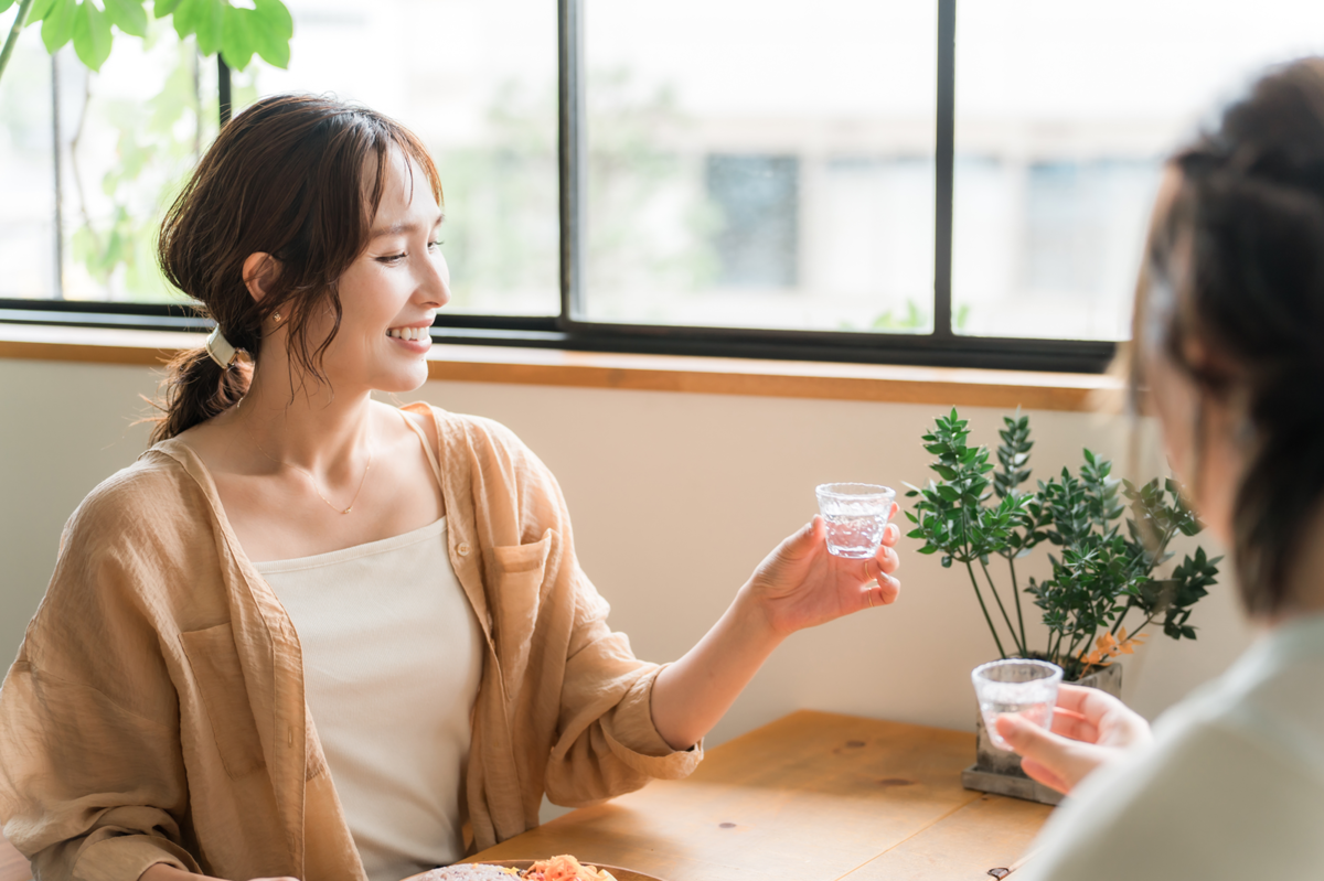 グラスをもつ女性
