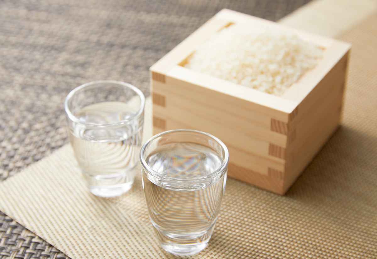 枡に入ったお米と日本酒グラス