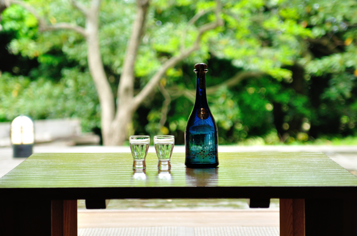 机の上に置かれた日本酒とグラス