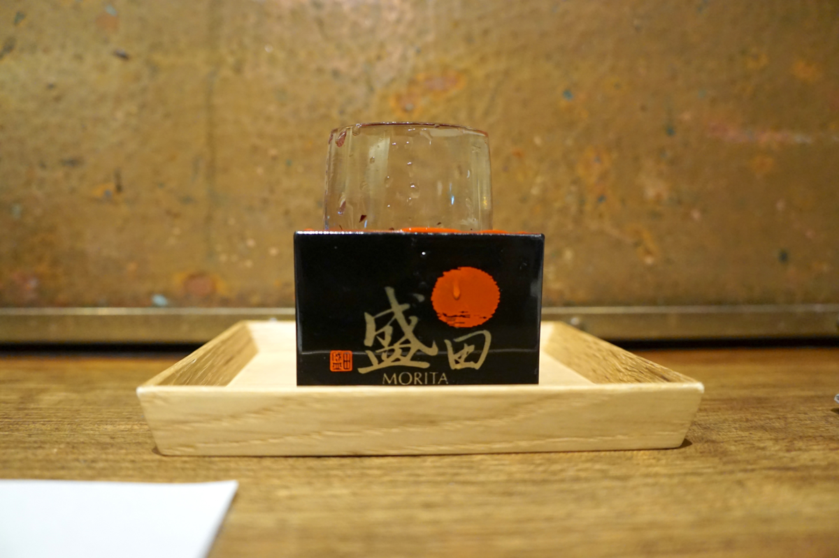 「盛田」と書かれた枡に入った原酒ねのひ