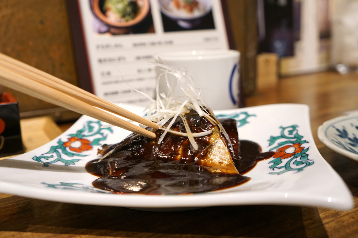 白髪ネギが乗った鯖の味噌煮