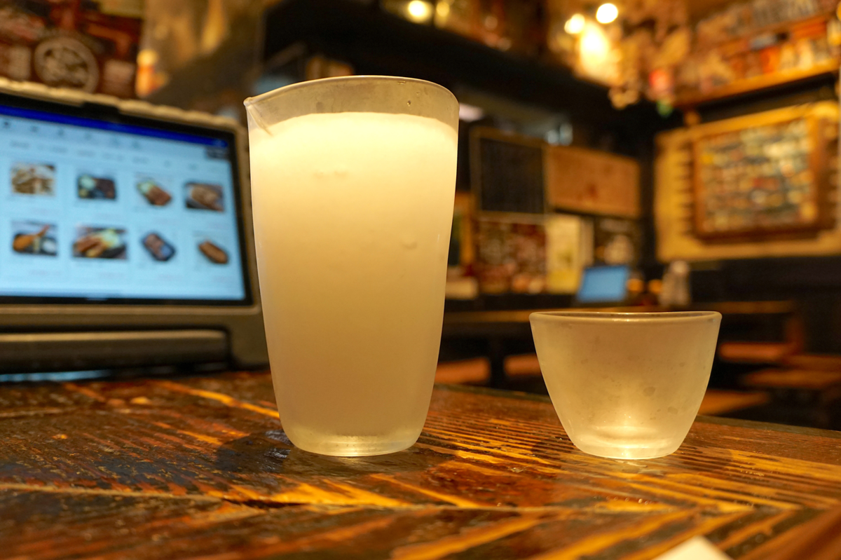 グラスに入ったみぞれ酒とグラスのおちょこ