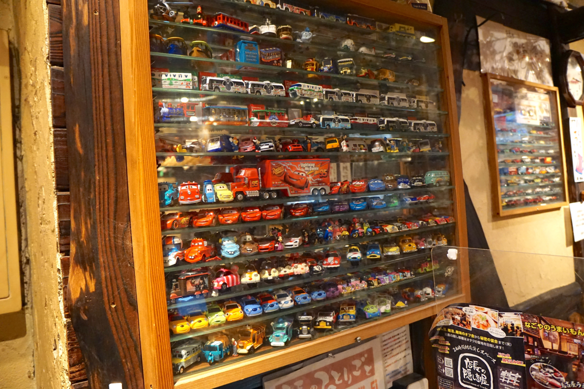 壁に飾られたミニカー