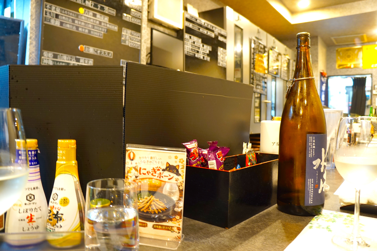 日本酒Bar やわらぎの店内（カウンター）