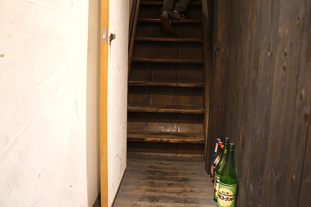 本と酒 安西コーブンドーに続く階段