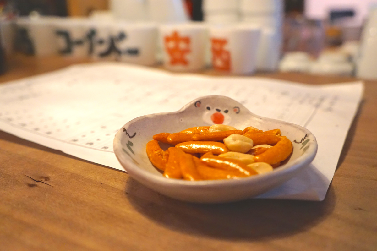 器に入った柿の種ピーナッツ