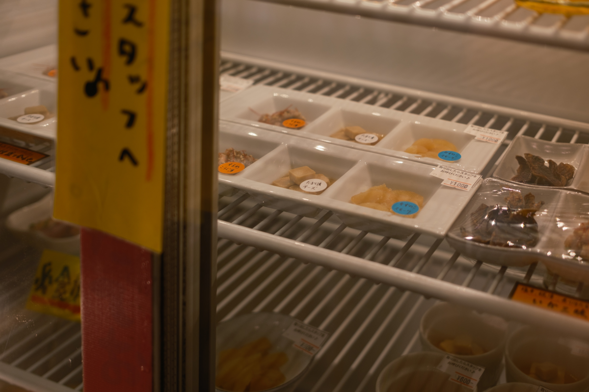 ショーケースに入ったおつまみ