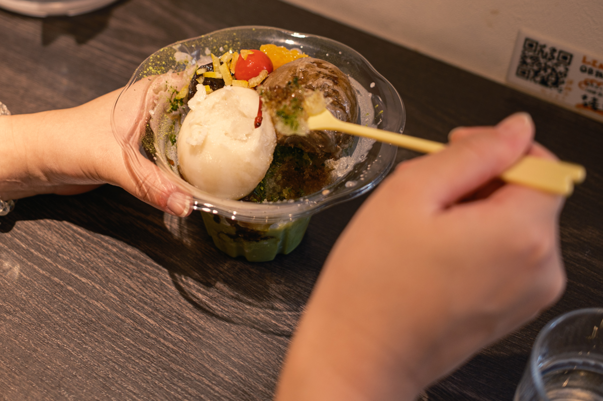 かき氷を食べる女性の手元