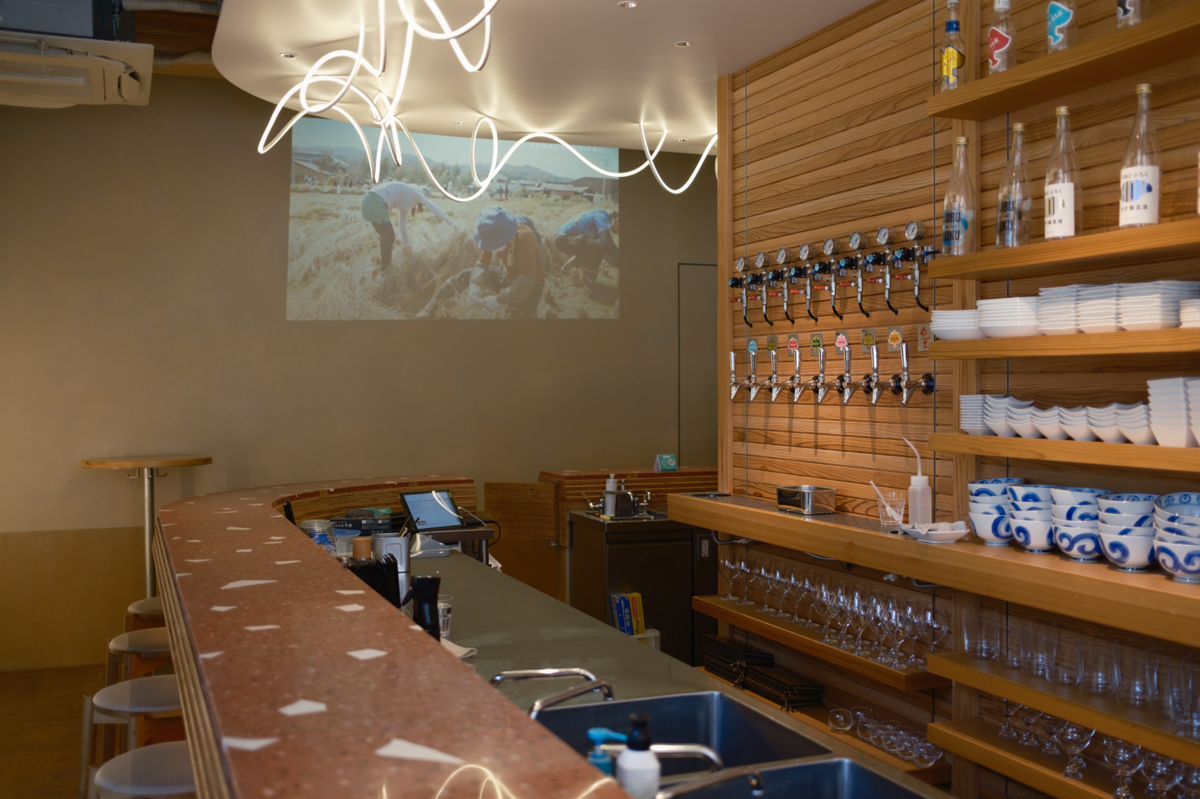 平和どぶろく兜町醸造所の店内