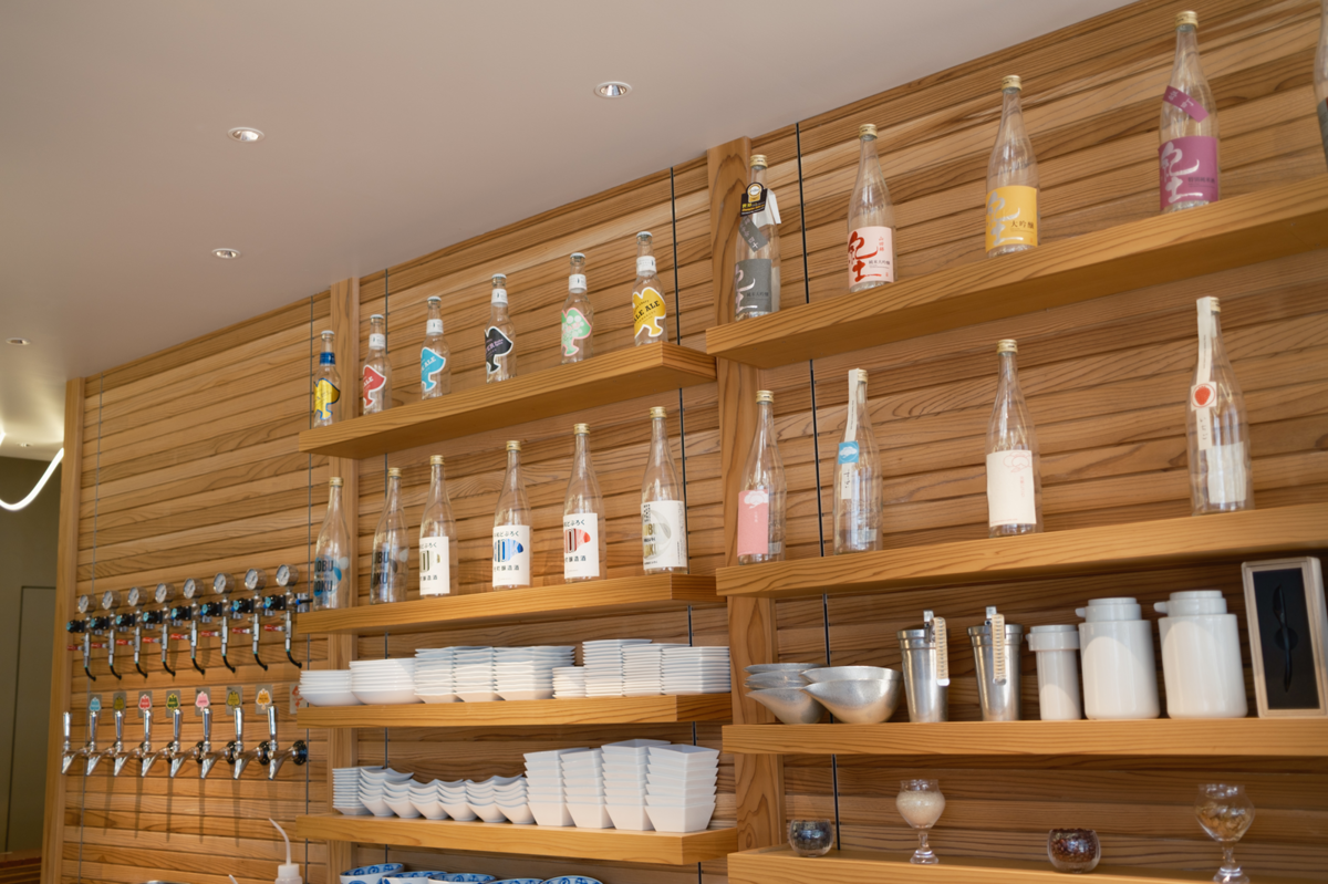 平和どぶろく兜町醸造所のカウンターに並ぶボトル