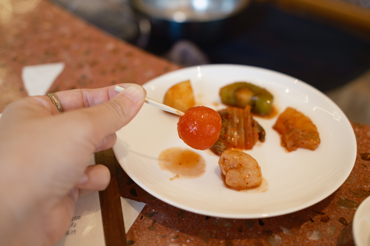 フルーツキムチのトマトを食べる手元