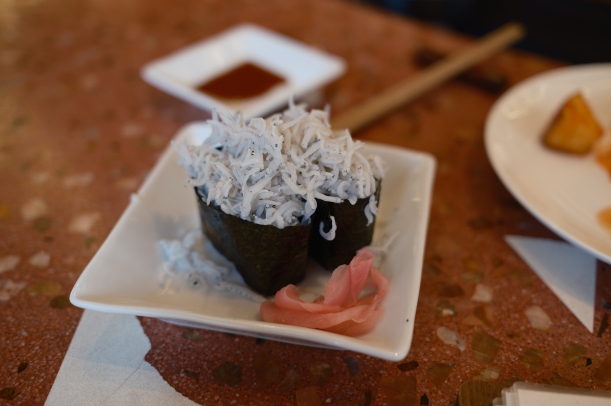 山利しらすの軍艦巻き 2貫（650円）