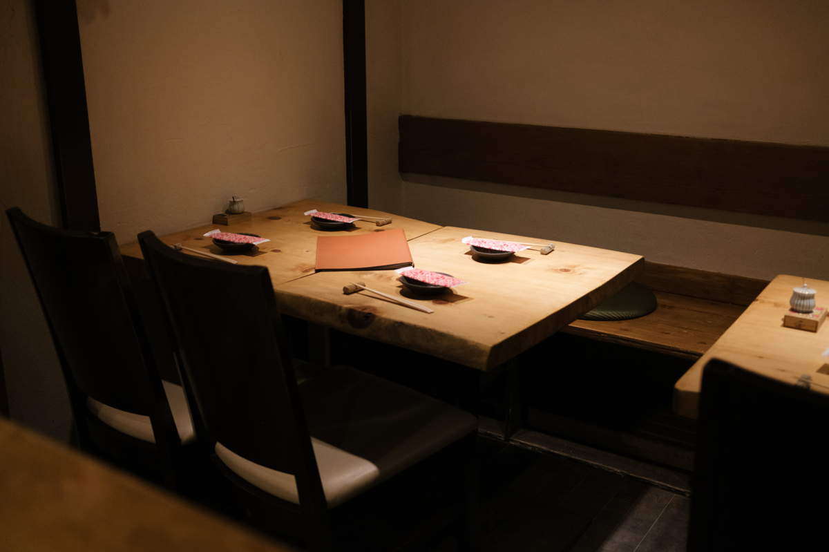 新橋 日本酒 おだしと、おさけ。すずめのテーブル席