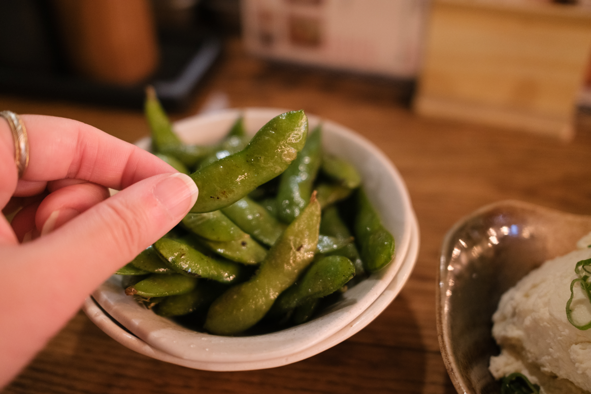 焼き枝豆を食べる手元