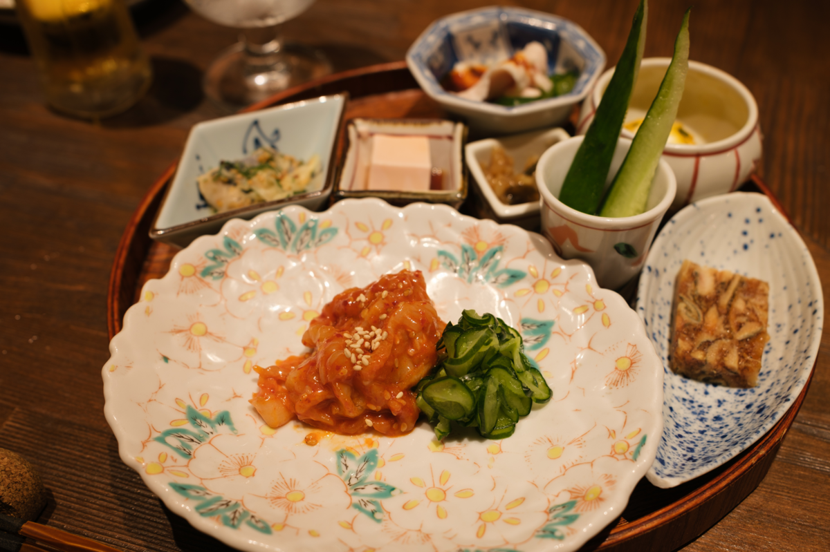 「一口生つき！おまかせ日本酒3種とアテ5種盛りセット」のおつまみ