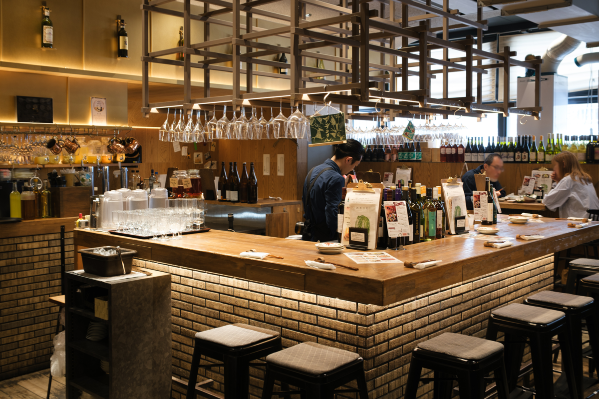 酒肴日和 アテニヨル HIBIYA OKUROJIのカウンター席