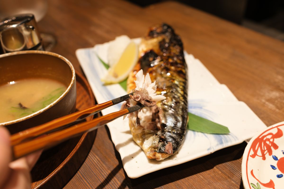 鯖の炭火焼きを食べる手元