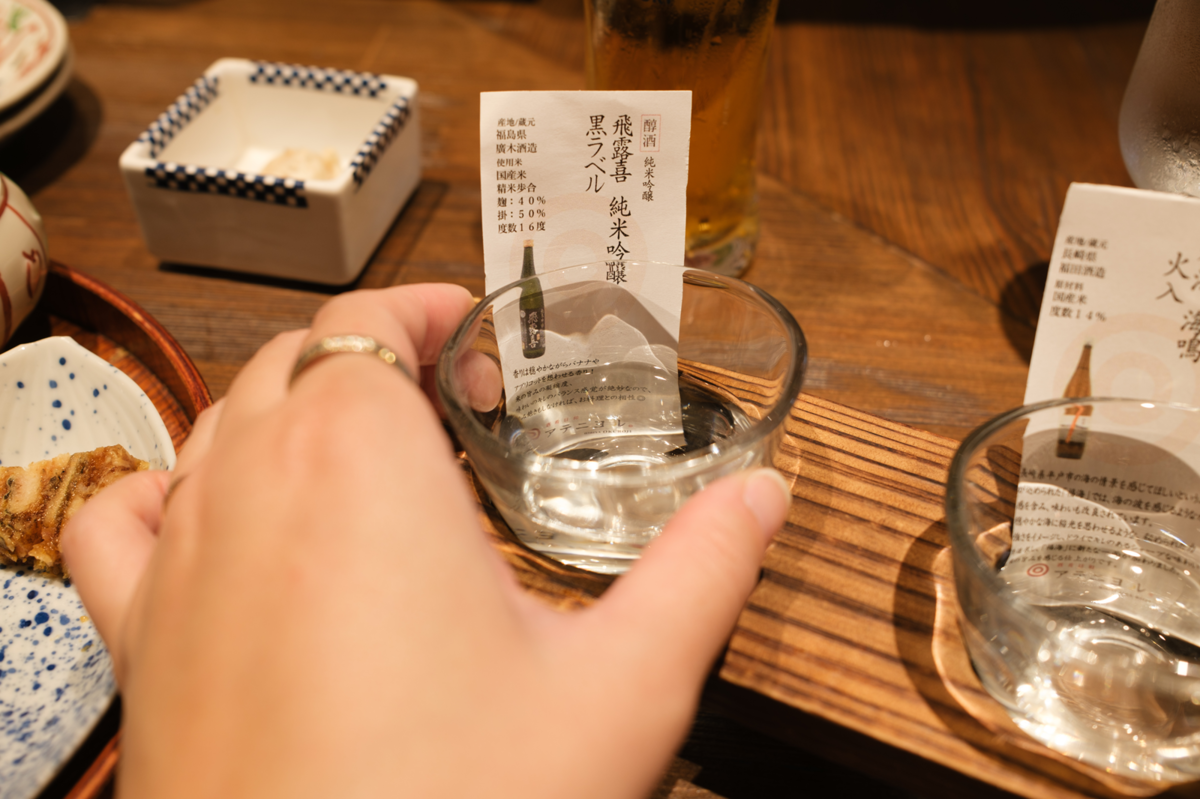 日本酒飲み比べをする手元